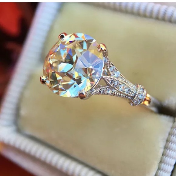 Jewelry - GORGEOUS!!!! Round white topaz ring